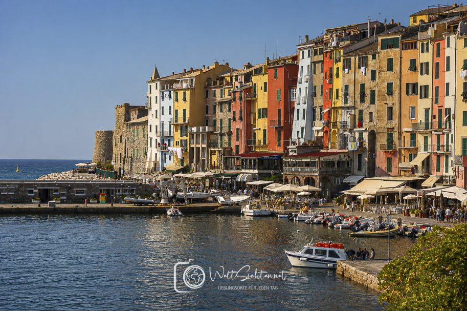 Portovenere mit mittelalterlicher Festung und bunten Häusern an der Ligurischen Küste Italiens