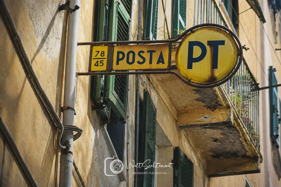 Historisches Posta-Schild an einer Hausfassade in einem Dorf der Cinque Terre, Ligurien