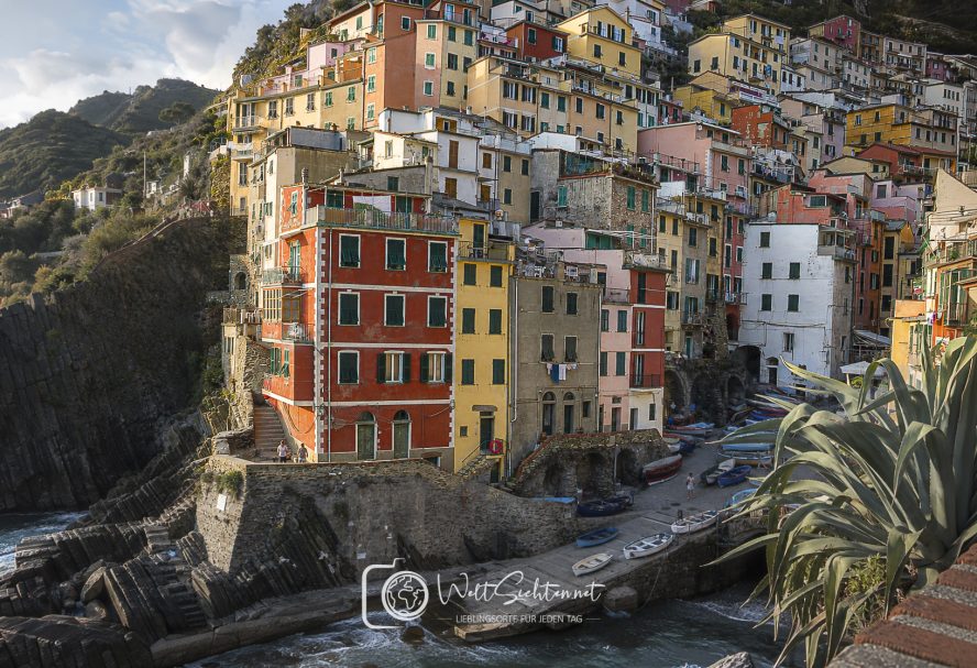 Riomaggiore Hafen – farbenfrohe Häuser am Ligurischen Meer
