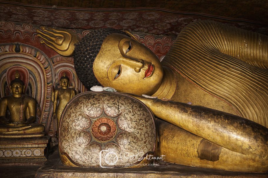 Liegende Buddhafigur im Höhlentempel von Dambulla