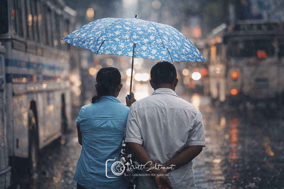 Paar mit blauem Regenschirm in Sri Lanka