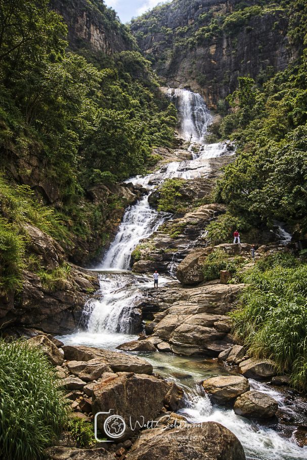 Wasserfall zwischen Felsen und dichtem Regenwald in Sri Lanka