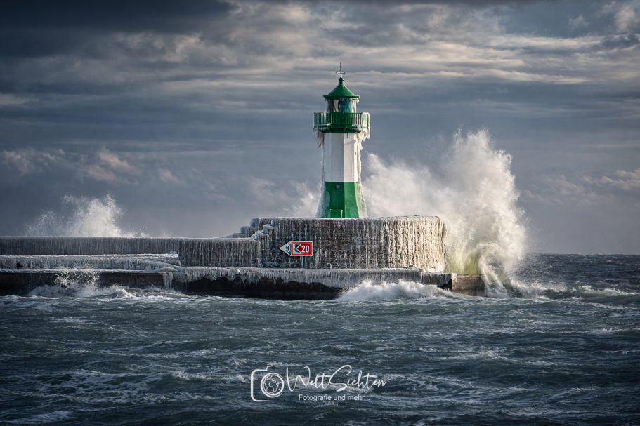 Leuchtturm Sassnitz im Wintersturm auf Rügen