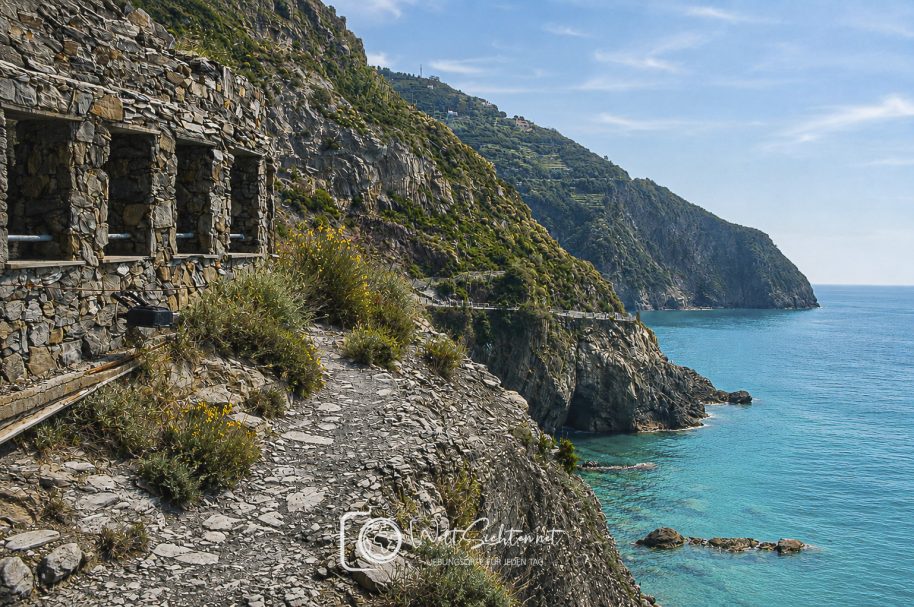 Wandern in der Cinque Terre – Küstenweg über dem Ligurischen Meer