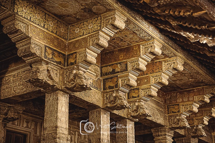 Kunstvolle Verzierungen und historische Architektur in einem Tempel Sri Lankas