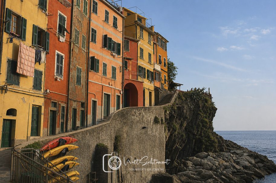 Manarola mit farbenfrohen Häusern, steilen Felsen und blauem Ligurischem Meer