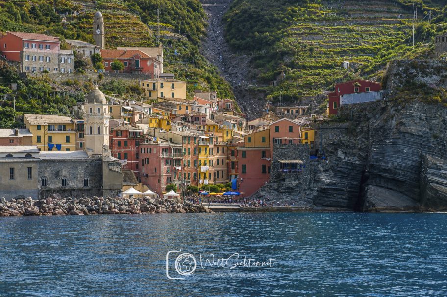 Blick über die bunten Häuser von Vernazza in der Cinque Terre an der Ligurischen Küste Italiens