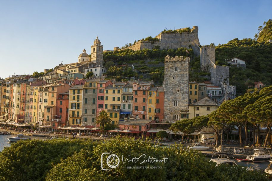 Portovenere mit mittelalterlicher Festung und bunten Häusern an der Ligurischen Küste Italiens