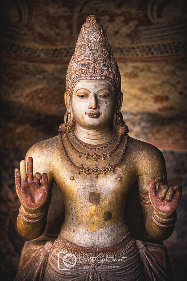 Buddhistische Statue in einem historischen Tempel Sri Lankas