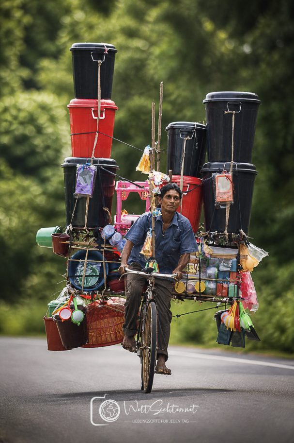 Mobiler Händler mit buntem Verkaufswagen auf einer Straße in Sri Lanka