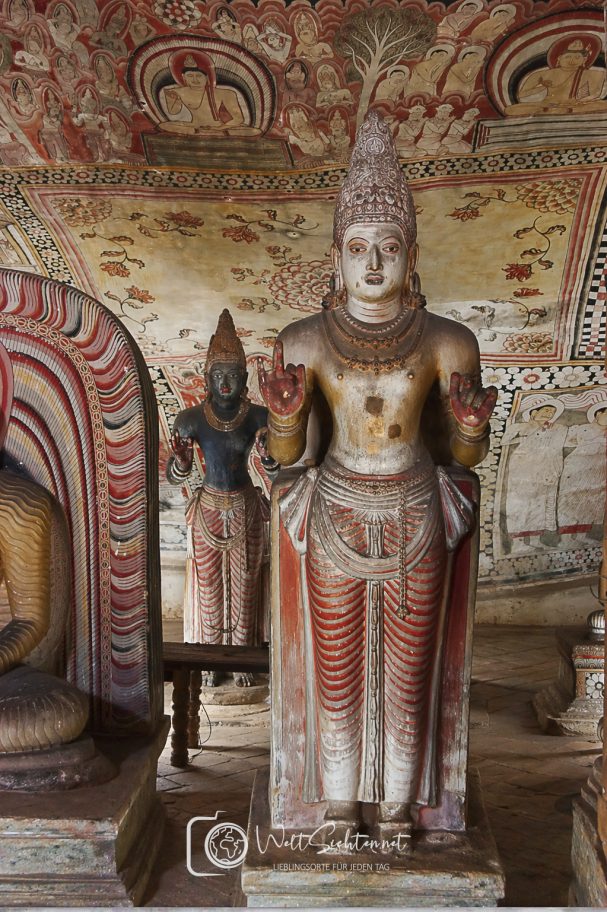 Buddhistische Figuren und farbenfrohe Wandmalereien im Höhlentempel von Dambulla