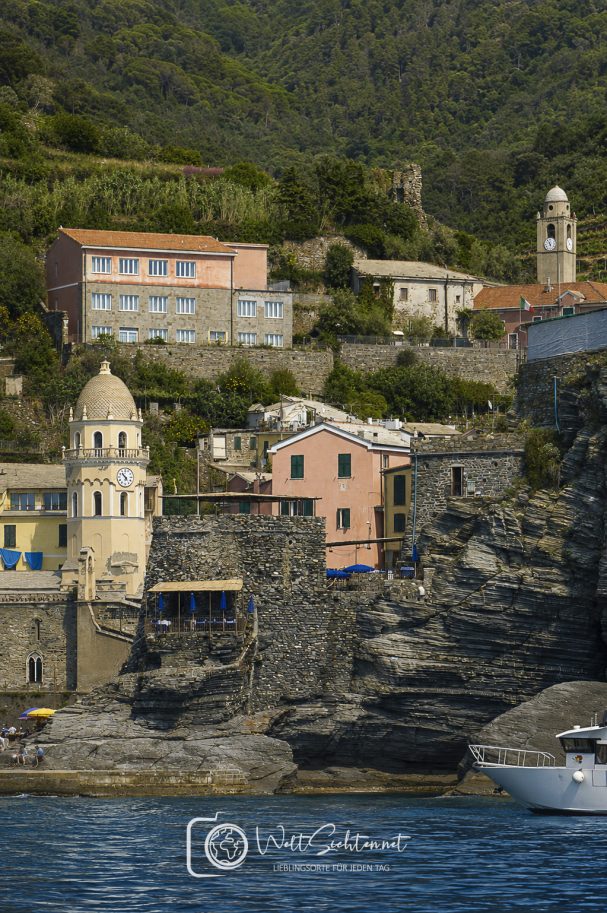 Blick über die bunten Häuser von Vernazza in der Cinque Terre an der Ligurischen Küste Italiens