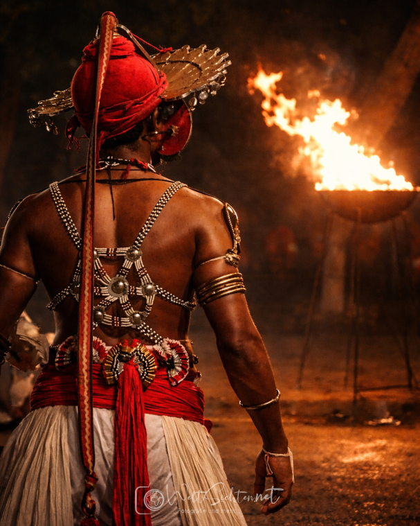 Traditioneller Tänzer bei einer kulturellen Aufführung in Sri Lanka