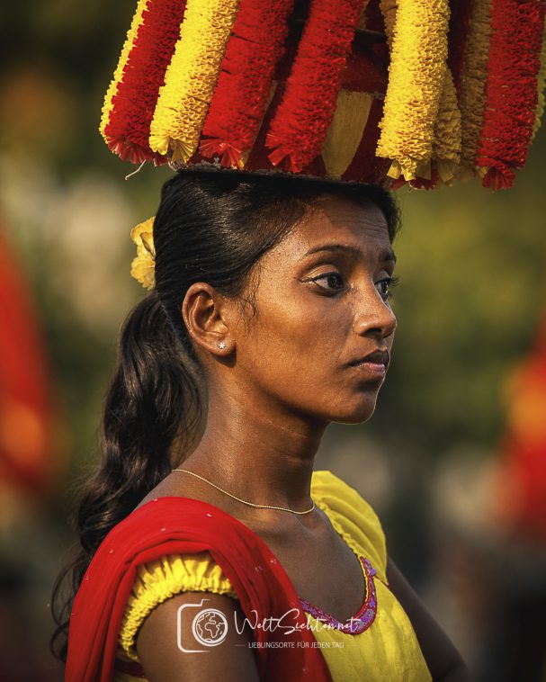 Traditionell gekleidete Frau bei einer kulturellen Veranstaltung in Sri Lanka
